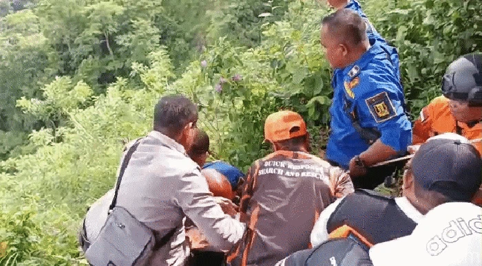 Evakuasi jenazah dari jurang di kawasan Geopark Ciletuh, Kabupaten Sukabumi, Selasa (14/3/2023).