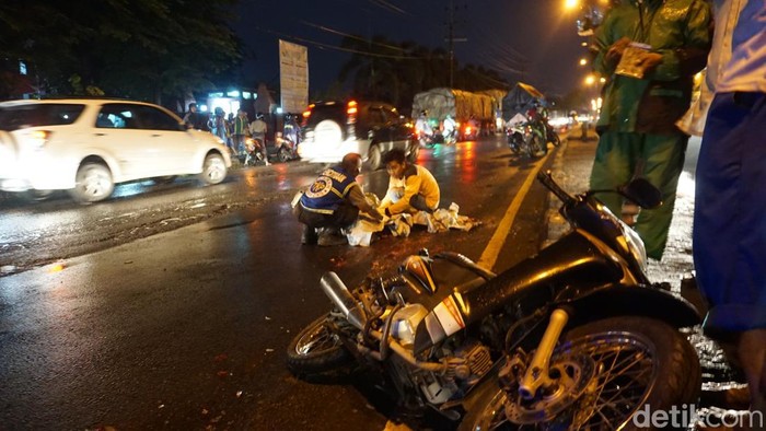 Evakuasi korban kecelakaan di Bypas Mojokerto