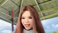 Pemilik akun TikTok @roziipopo.hrp ini kerap mengunggah videonya berjoget di depan kamera dalam dandanan seperti perempuan. (Foto: TikTok @roziipopo.hrp)