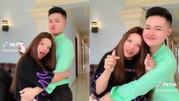 Di beberapa video TikTok, Rozi Popo dan pasangannya terlihat begitu mesra layaknya pasutri yang baru menikah. Bagaimana tanggapanmu tentang dirinya, detikers? (Foto: TikTok @roziipopo.hrp)