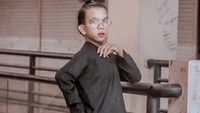 Kejadian itu bermula ketika dirinya terlihat berada di lokasi pawai MTQ ke-22 Kota Padang Sidimpuan. Tiba-tiba, ada komentar yang bertanya keberadaannya.Ia lantas menjawab, Aku nggak sengaja tadi jalan-jalan di Thailand ini, aku nonton topeng monyet, tuh, tuh. Wah rame banget. (Foto: Instagram @rozii.popooo)