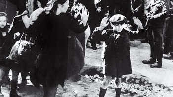 Anak laki-laki yang ketakutan dengan tangan terangkat di tengah gambar ini adalah salah satu dari hampir setengah juta orang Yahudi yang dijejalkan ke dalam ghetto Warsawa, sebuah lingkungan yang diubah oleh Nazi menjadi kompleks bertembok yang dipenuhi kelaparan dan kematian. Mulai Juli 1942, penjajah Jerman mulai mengirim sekitar 5.000 penduduk Warsawa setiap hari ke kamp konsentrasi. Foto: Rarehistoricalphotos