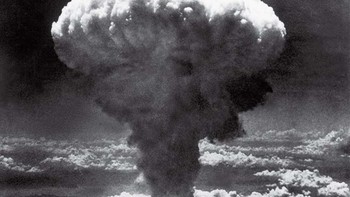 Tiga hari setelah bom atom berjuluk Little Boy melenyapkan Hiroshima, Jepang, pasukan AS menjatuhkan senjata yang lebih kuat lagi yang dijuluki Fat Man di Nagasaki. Ledakan itu menembakkan kolom debu dan puing radioaktif setinggi 13 kilometer. Petugas itu kemudian mengambil 16 foto kekuatan mengerikan senjata baru itu saat merenggut nyawa sekitar 80.000 orang di kota di Sungai Urakami. Enam hari kemudian, kedua bom tersebut memaksa Kaisar Hirohito mengumumkan penyerahan tanpa syarat Jepang dalam Perang Dunia II. Foto: Rarehistoricalphotos