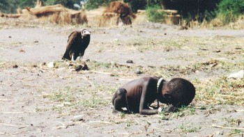 Pada tahun 1993 Kevin Carter  terbang ke Sudan untuk memotret kelaparan yang melanda negeri itu. Lelah setelah seharian berfoto di desa Ayod, dia menuju ke semak-semak terbuka. Di sana dia mendengar rengekan dan menemukan balita kurus yang pingsan dalam perjalanan ke pusat pemberian makan. Saat dia memotret anak itu, seekor burung nasar gemuk mendarat di dekatnya. Carter memenangkan Pulitzer untuk citranya, tetapi kegelapan di hari yang cerah itu tidak pernah hilang darinya. Pada Juli 1994 dia bunuh diri, menulis, Saya dihantui oleh ingatan yang jelas tentang pembunuhan, mayat, kemarahan, dan rasa sakit. Foto: Rarehistoricalphotos