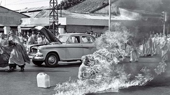 Pada bulan Juni 1963, kebanyakan orang Amerika tidak dapat menemukan Vietnam di peta. Tetapi tidak dapat melupakan bahwa negara di Asia Tenggara itu yang dilanda perang  setelah fotografer Associated Press Malcolm Browne menangkap gambar Thich Quang Duc yang membakar dirinya di jalan Saigon. Foto ini memenangkan hadiah Pulitzer dan menjadi gambar ikonik.  Tidak ada gambar berita dalam sejarah yang membangkitkan begitu banyak emosi di seluruh dunia seperti itu. ujar Presiden Kennedy. Foto: Rarehistoricalphotos