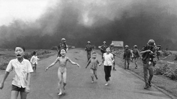 Ini tidak terjadi pada Phan Thi Kim Phuc yang berusia 9 tahun. Pada tanggal 8 Juni 1972, fotografer Associated Press Nick Ut berada di luar Trang Bang, sekitar 25 mil barat laut Saigon, ketika angkatan udara Vietnam Selatan secara keliru menjatuhkan bom napalm ke desa tersebut. Ketika Presiden Richard Nixon bertanya-tanya apakah foto itu palsu, Ut berkomentar, Kengerian Perang Vietnam yang saya rekam tidak perlu diperbaiki. Pada tahun 1973 panitia Pulitzer setuju dan memberinya hadiah. Pada tahun yang sama, keterlibatan Amerika dalam perang berakhir. Foto: Rarehistoricalphotos