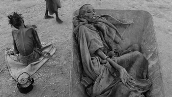 James Nachtwey mendokumentasikan kelaparan yang meluas di Somalia. termasuk adegan seorang wanita yang menunggu untuk dibawa ke pusat makan dengan gerobak dorong. Setelah diterbitkan sebagai bagian dari fitur sampul di Majalah New York Times, seorang pembaca menulis, Beranikah kita mengatakan bahwa tidak ada yang lebih buruk dari ini? Foto: Rarehistoricalphotos