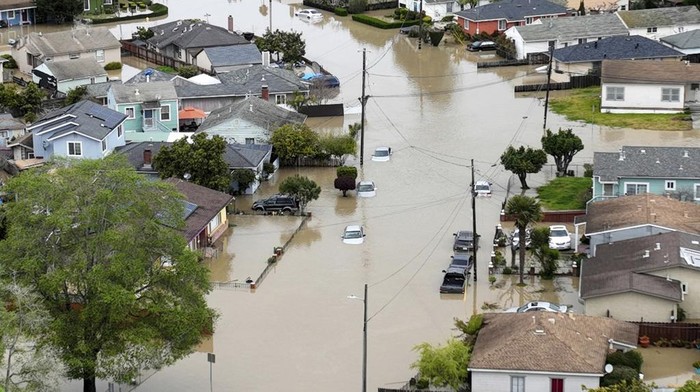 Foto Udara Banjir California Imbas Cuaca Buruk-Tanggul Jebol Floodwaters cover most of Pajaro Valley, Calif., on Sunday, March 12, 2023. An atmospheric river storm broke through a levee along the PΓ‘jaro river inundating homes and businesses and leaving thousands of people without shelter. (Shae Hammond/Bay Area News Group via AP)