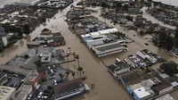 Foto udara ini menunjukkan sebagian besar kota Pajaro, California utara di Monterey County, tepat di seberang Sungai Pajaro dari Watsonville, California, terendam banjir. Layanan Cuaca Nasional mengatakan hujan lebat berikutnya diperkirakan akan memperburuk banjir parah yang telah merendam daerah itu beberapa hari terakhir. AP/Shmuel Thaler  