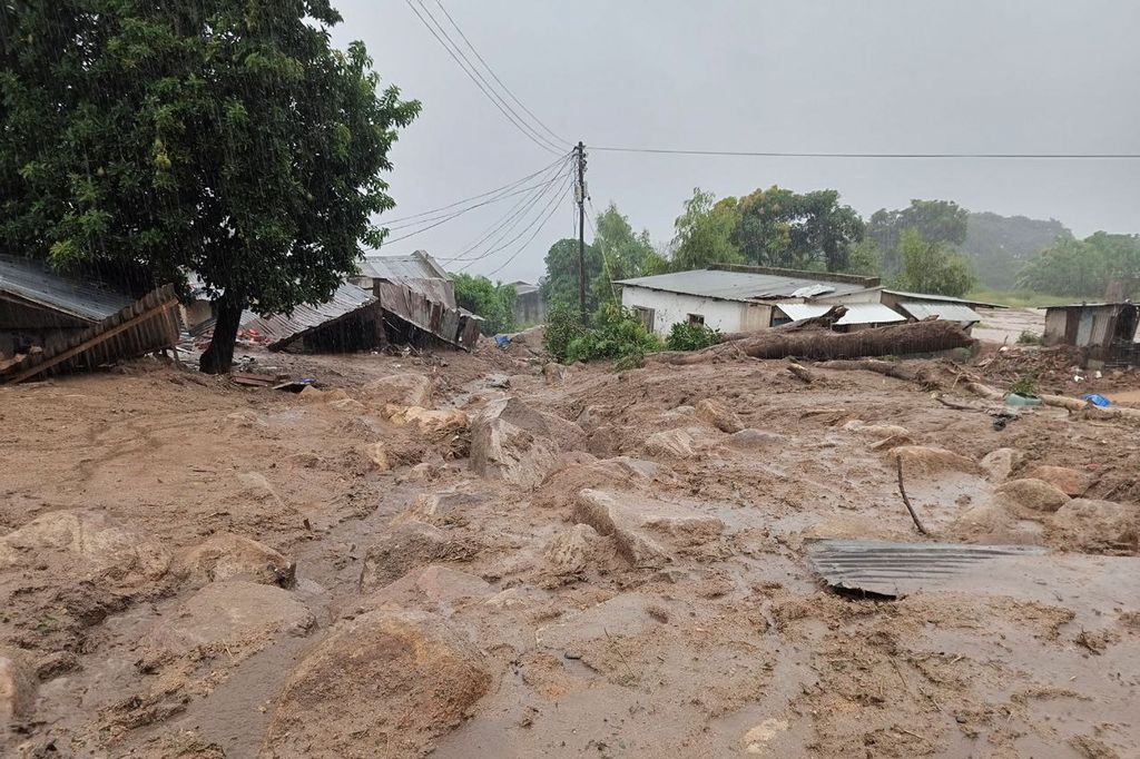 Gambaran umum air banjir di Blantyre pada 14 Maret 2023, yang disebabkan oleh hujan lebat setelah pendaratan siklon Freddy. Gambaran umum air banjir di Blantyre pada 14 Maret 2023, yang disebabkan oleh hujan lebat setelah pendaratan siklon Freddy. - Topan Freddy, membawa angin kencang dan hujan deras, menewaskan lebih dari 100 orang di Malawi dan Mozambik saat kembali ke daratan Afrika bagian selatan, kata pihak berwenang pada 13 Maret 2023. Freddy, di jalur untuk menjadi badai terlama dalam catatan, meluncur melalui Afrika selatan pada akhir pekan untuk kedua kalinya dalam beberapa minggu, kembali setelah pukulan pertama pada akhir Februari. (JACK MCBRAMS/AFP via Getty Images)