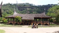 Bangunan balairung, tempat rapat raja dan petinggi adat