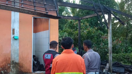 Petugas pemadam kebakaran (Damkar) Jembrana saat memastikan api benar-benar padam yang membakar bangunan bekas gudang kayu di Desa Gumbrih, Kecamatan Pekutatan, Kabupaten Jembrana, Selasa (14/3/2023).