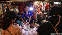 Pedagang ayam potong sedang melayani pembeli di Pasar Koja Baru, Koja, Jakarta Utara.