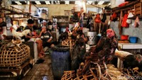 Beberapa warga yang membeli ayam di pasar itu mengaku sudah biasa dengan ritme kenaikan harga saat menjelang puasa.