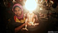 Pedagang menjual ayam potong di Pasar Koja Baru, Koja, Jakarta Utara, Selasa (14/3/2023).