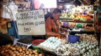 Telur juga mengalami kenaikan harga dari Rp 28.000 menjadi Rp 29.000 per kilogram.