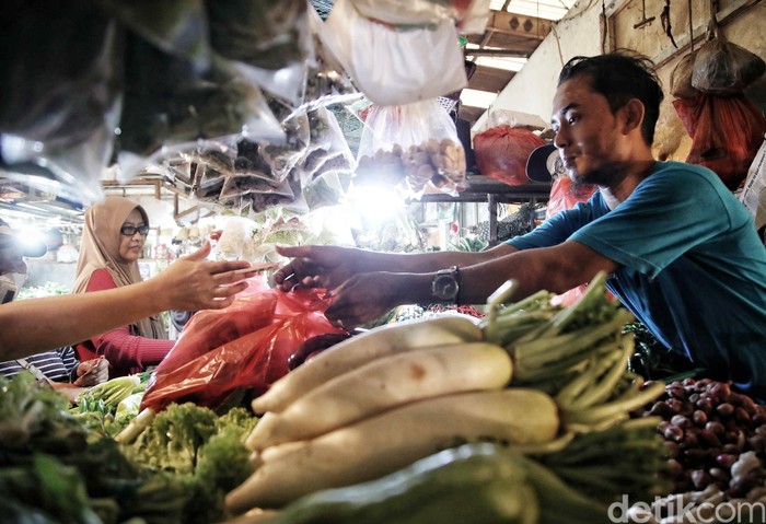 Sejumlah komoditas pangan harganya merangkak naik menjelang Ramadan di Pasar Koja Baru, Jakarta Utara, Selasa (14/3/2023). Harga cabai, telur hingga sayuran turut naik mengikuti harga daging sapi dan ayam.