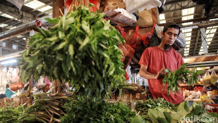 Sejumlah komoditas pangan harganya merangkak naik menjelang Ramadan di Pasar Koja Baru, Jakarta Utara, Selasa (14/3/2023). Harga cabai, telur hingga sayuran turut naik mengikuti harga daging sapi dan ayam.