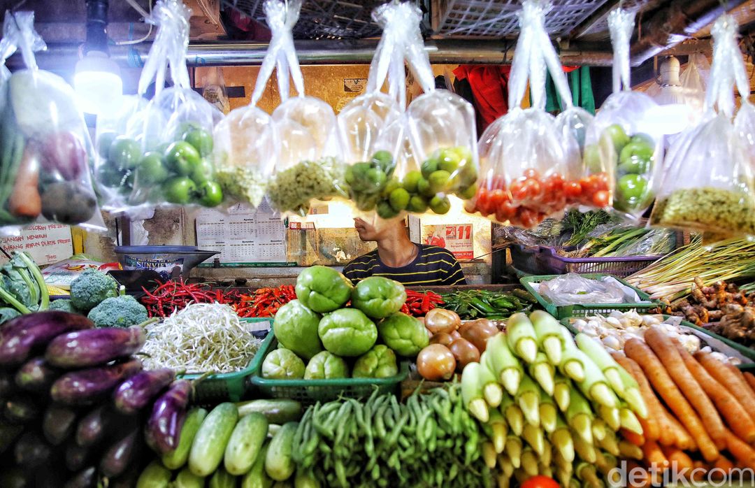 Sejumlah komoditas pangan harganya merangkak naik menjelang Ramadan di Pasar Koja Baru, Jakarta Utara, Selasa (14/3/2023). Harga cabai, telur hingga sayuran turut naik mengikuti harga daging sapi dan ayam.
