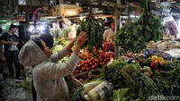Menurut keterangan pedagang saat ini bahan pangan nabati dan hewani mengalami kenaikan harga. Seperti cabai, telur, sayur bayam dan bawang merah dan putih.