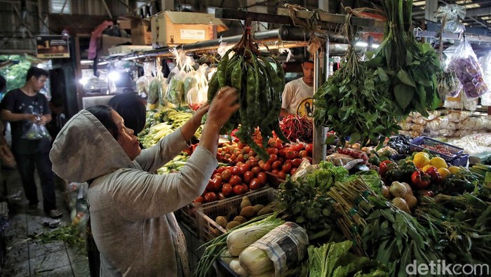 Harga Sayur-sayuran Juga Ikut Naik Jelang Ramadan Sejumlah komoditas pangan harganya merangkak naik menjelang Ramadan di Pasar Koja Baru, Jakarta Utara, Selasa (14/3/2023). Harga cabai, telur hingga sayuran turut naik mengikuti harga daging sapi dan ayam.