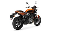 Secara dimensi, Harley-Davidson X 350 memiliki panjang 2.110 mm, jarak sumbu roda 1.409 mm, tinggi jok 817 mm, dan ground clearance 185 mm. Motor ini memiliki bobot hingga 190 kg. Bicara kaki-kaki, Harley versi paket hemat ini menggunakan profil ban 120/70-ZR17 di depan dan 160/60-ZR17 di belakang. Foto: Dok. Motorcycle