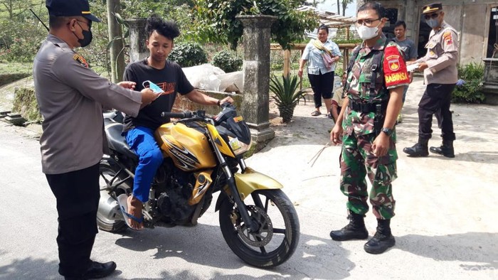 Hujan abu erupsi Gunung Merapi guyur wilayah Boyolali, Selasa (14/3/2023) pagi.