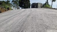 Pantauan detikJateng, di Desa Mriyan, Kecamatan Tamansari, kondisi jalan, tanaman, dan atap rumah warga tampak memutih diselimuti abu vulkanik erupsi Merapi. Hujan abu, agak tebal, kata Widiyanto, warga Dukuh Gobumi, Desa Mriyan, kepada detikJateng, Selasa (14/3/2023). Foto: Jarmaji/detikJateng