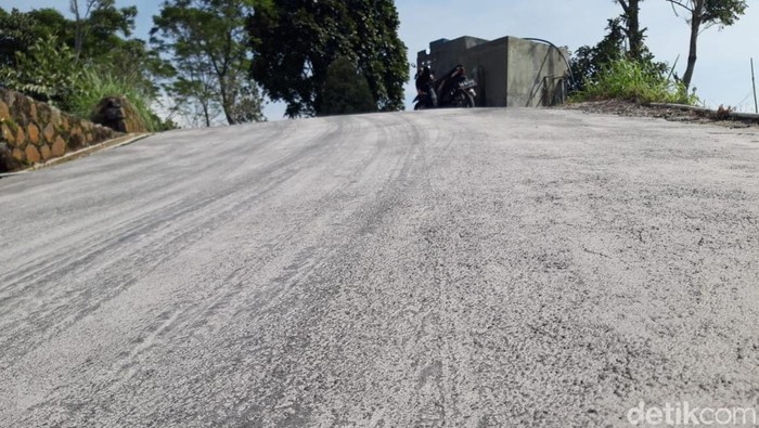 Hujan abu erupsi Gunung Merapi guyur wilayah Boyolali, Selasa (14/3/2023) pagi. Hujan abu erupsi Gunung Merapi guyur wilayah Boyolali, Selasa (14/3/2023) pagi.