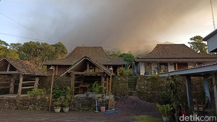Hujan Abu Gunung Merapi Guyur Sidorejo-Balerante Klaten, Selasa (14/3/2023).