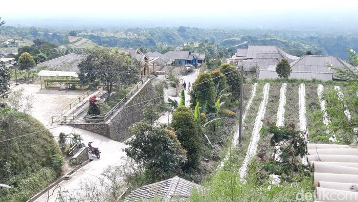 Hujan abu guyur wilayah lereng Merapi Boyolali, Selasa (14/3/2023).