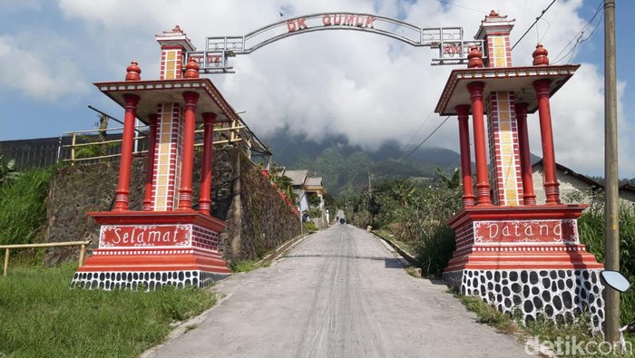 Hujan abu guyur wilayah lereng Merapi Boyolali, Selasa (14/3/2023).