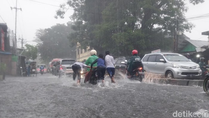 Hujan deras mengguyur Kota Malang sejak siang, membuat sejumlah genangan air di beberapa titik.