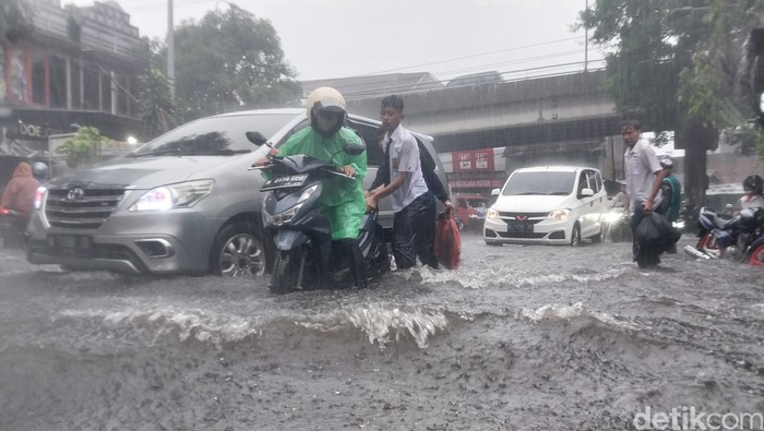 Hujan deras mengguyur Kota Malang sejak siang, membuat sejumlah genangan air di beberapa titik.