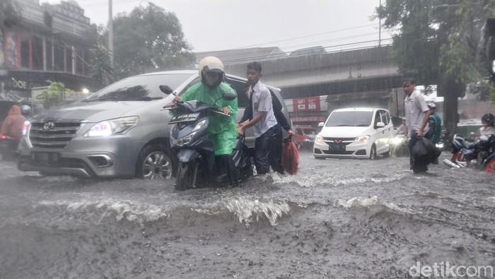 Hujan deras mengguyur Kota Malang sejak siang, membuat sejumlah genangan air di beberapa titik.