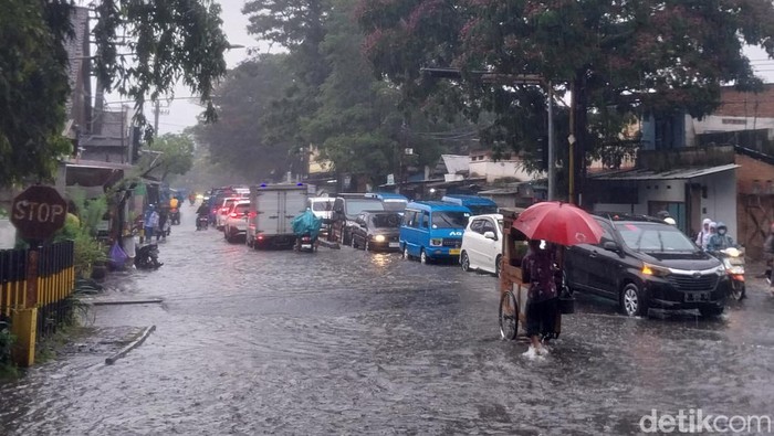 Hujan deras mengguyur Kota Malang sejak siang, membuat sejumlah genangan air di beberapa titik.