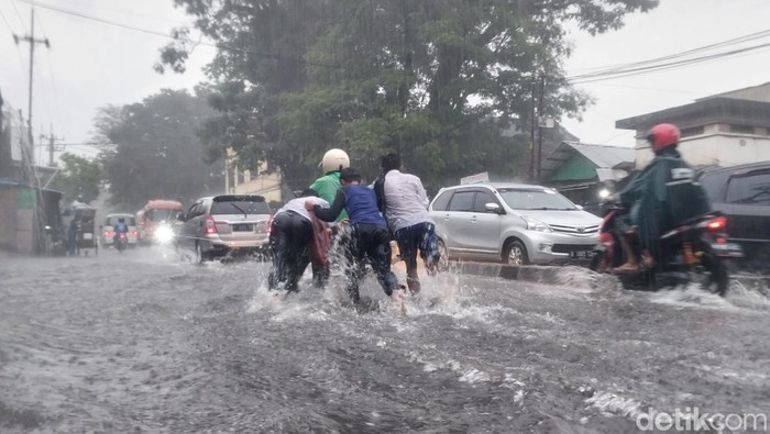 Hujan deras mengguyur Kota Malang sejak siang, membuat sejumlah genangan air di beberapa titik.