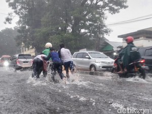 Motor-motor Mogok Terabas Banjir di Kota Malang Saat Hujan Deras