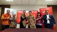 Direktur Utama IFG Life, Harjanto Tanuwidjaja (ketiga kanan) bersama Direktur PT Bahana TCW Investment Management (Bahana TCW) Doni Firdaus (ketiga kiri) menandatangani nota kesepahaman pengelolaan aset disaksikan oleh Wakil Direktur Utama Indonesia Financial Group, Hexana Tri Sasongko (kedua kiri), Direktur Bisnis Indonesia Financial Group (IFG), Pantro Pander Silitonga (kanan) dan Direktur Bahana TCW, Danica Adhitama, di Jakarta, Selasa (14/03/2023).