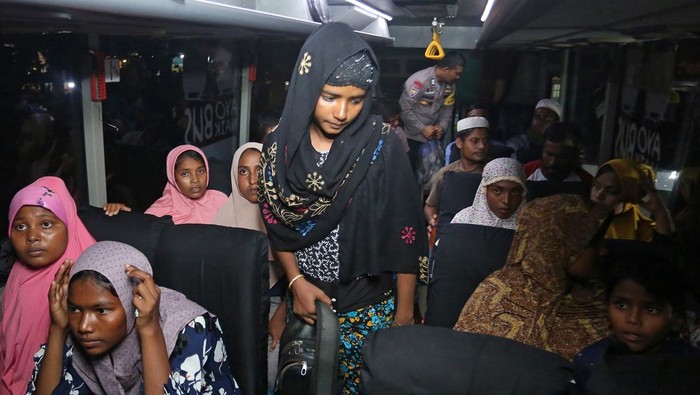 Sejumlah pengungsi Etnis Rohingya membawa barang bawaannya saat akan direlokasi dari tempat penampungan sementara di Desa Geulumpang Payong, Blang Pidie, Aceh Barat Daya, Aceh, Senin (13/3/2023). Sebanyak 21 imigran Etnis Rohingya yang terdiri dari 12 laki-laki dan 9 perempuan yang mendarat di Desa Padang Kawa, Kecamatan Tangan-tangan tersebut direlokasi ketempat penampungan di UPTD Dinas Sosial Aceh, Ladong, Kecamatan Masjid Raya, Kabupaten Aceh Besar. ANTARA FOTO/Syifa Yulinnas/foc.