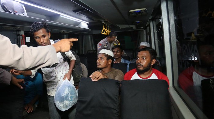 IMIGRAN ETNIS ROHINGYA DIRELOKASIKAN KE ACEH BESAR Sejumlah pengungsi Etnis Rohingya membawa barang bawaannya saat akan direlokasi dari tempat penampungan sementara di Desa Geulumpang Payong, Blang Pidie, Aceh Barat Daya, Aceh, Senin (13/3/2023). Sebanyak 21 imigran Etnis Rohingya yang terdiri dari 12 laki-laki dan 9 perempuan yang mendarat di Desa Padang Kawa, Kecamatan Tangan-tangan tersebut direlokasi ketempat penampungan di UPTD Dinas Sosial Aceh, Ladong, Kecamatan Masjid Raya, Kabupaten Aceh Besar. ANTARA FOTO/Syifa Yulinnas/foc.