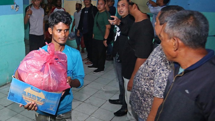 IMIGRAN ETNIS ROHINGYA DIRELOKASIKAN KE ACEH BESAR Sejumlah pengungsi Etnis Rohingya membawa barang bawaannya saat akan direlokasi dari tempat penampungan sementara di Desa Geulumpang Payong, Blang Pidie, Aceh Barat Daya, Aceh, Senin (13/3/2023). Sebanyak 21 imigran Etnis Rohingya yang terdiri dari 12 laki-laki dan 9 perempuan yang mendarat di Desa Padang Kawa, Kecamatan Tangan-tangan tersebut direlokasi ketempat penampungan di UPTD Dinas Sosial Aceh, Ladong, Kecamatan Masjid Raya, Kabupaten Aceh Besar. ANTARA FOTO/Syifa Yulinnas/foc.