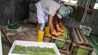 Pekerja menyelesaikan pembuatan sedotan berbahan tanaman purun (rumput gambut) di rumah produksi Agro Borneo, Palangka Raya, Kalimantan Tengah, Selasa (14/3/2023).