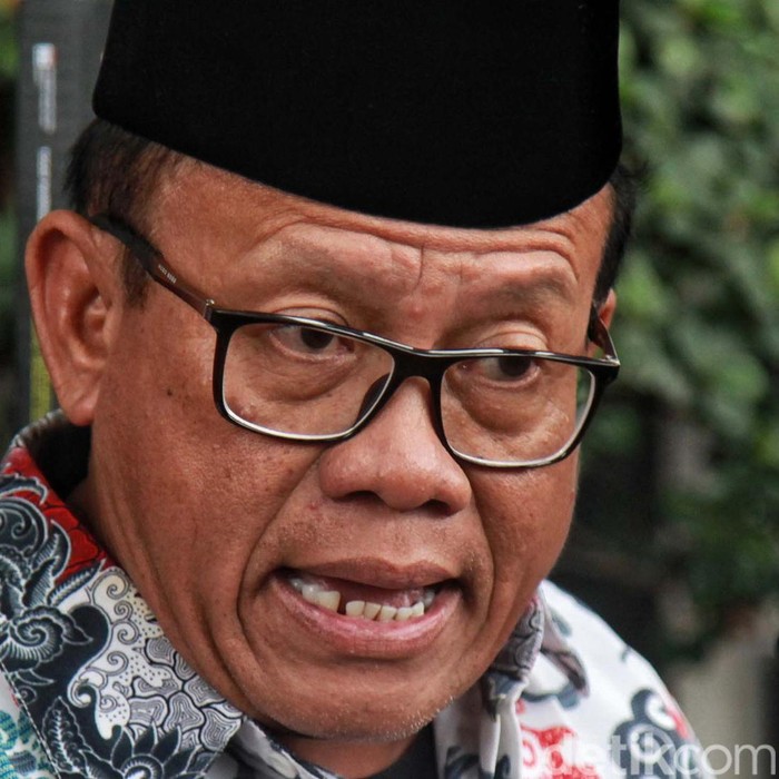 Ketua IPW Sugeng Teguh Santoso menunjukkan bukti terima aduan masyarakat usai melaporkan indikasi tindak pidana korupsi ke KPK, Jl Kuningan Persada, Jakarta Selatan, Selasa (14/3/2023). Ia melaporkan Wamenkumham Edward Omar Sharif Hiariej terkait dugaan penerimaan gratifikasi senilai Rp 7 Miliar. Dikonfirmasi terpisah, Edward Omar menyatakan tidak menanggapi serius laporan tersebut.