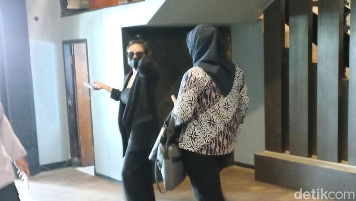 Istri Wahyu Kenzo saat menghadiri pemeriksaan di Polresta Malang Kota.