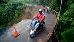 Tergerus Longsor, Jalur Padang Pariaman-Agam Dibangun Jembatan Darurat