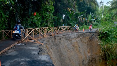 Tergerus Longsor, Jalur Padang Pariaman-Agam Dibangun Jembatan Darurat