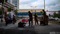 Petugas Dinas Perhubungan DKI Jakarta mengatur lalu lintas karena satu lajur jalan sedang ditutup untuk perbaikan. 