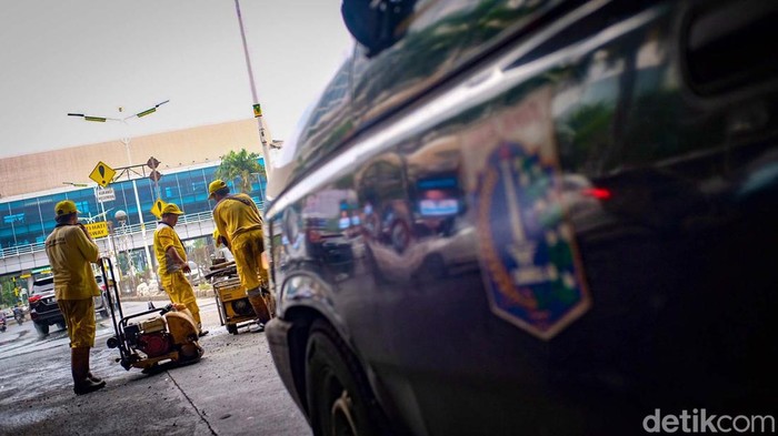 Petugas Bina Marga DKI Jakarta mulai memperbaiki rusak di depan Pondok Indah Mall (PIM), Jakarta, Selasa (14/3/2023). Jalan rusak tengah ditambal petugas.