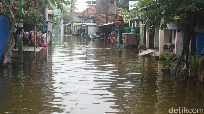 Jalanan Desa Jati Wetan, Kecamatan Jati, Kudus, yang terendam banjir, Selasa (14/3/2023).